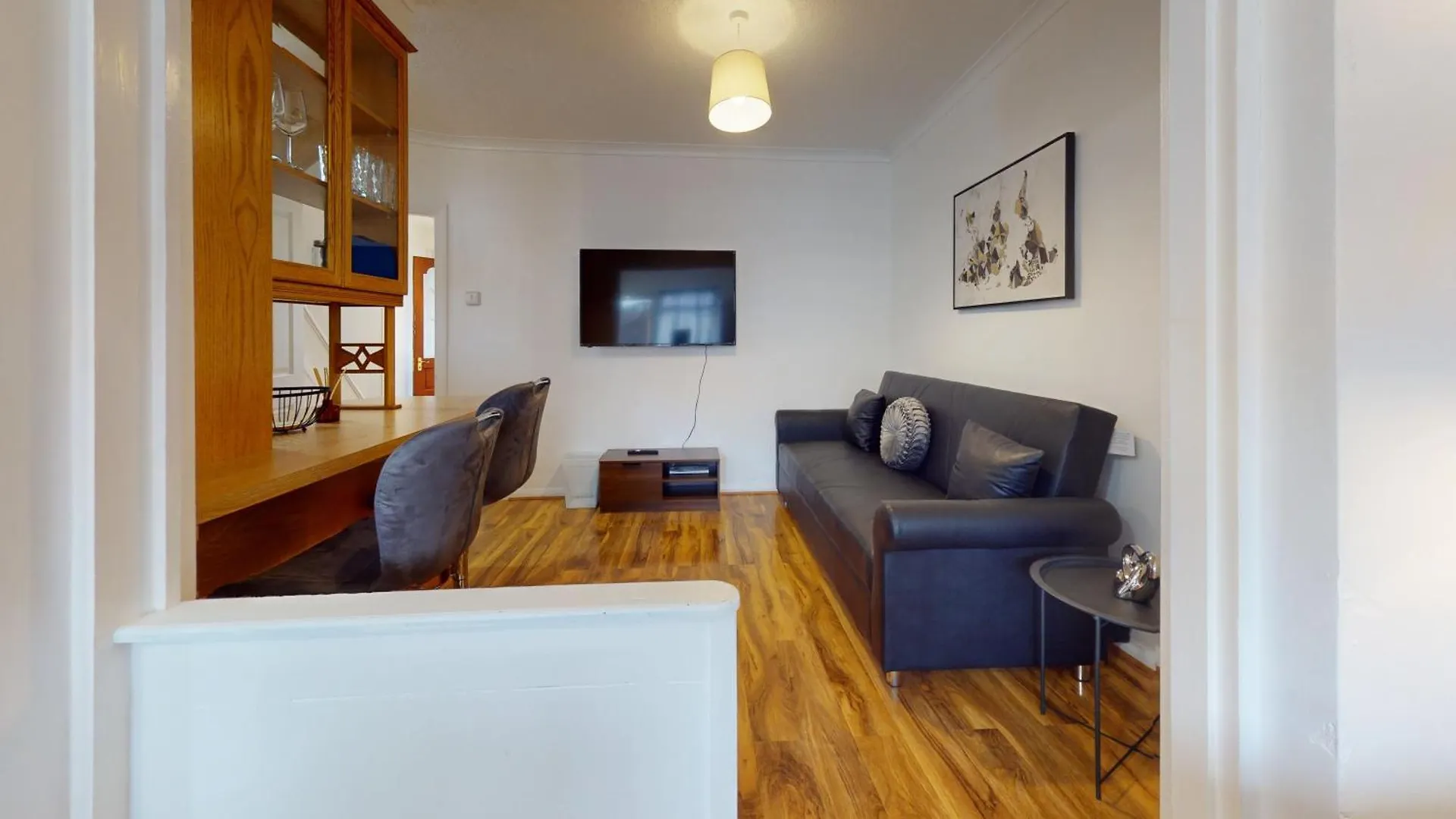 Dagenham - 4 Beds - Sleeps 8 - Wifi Villa 0*,