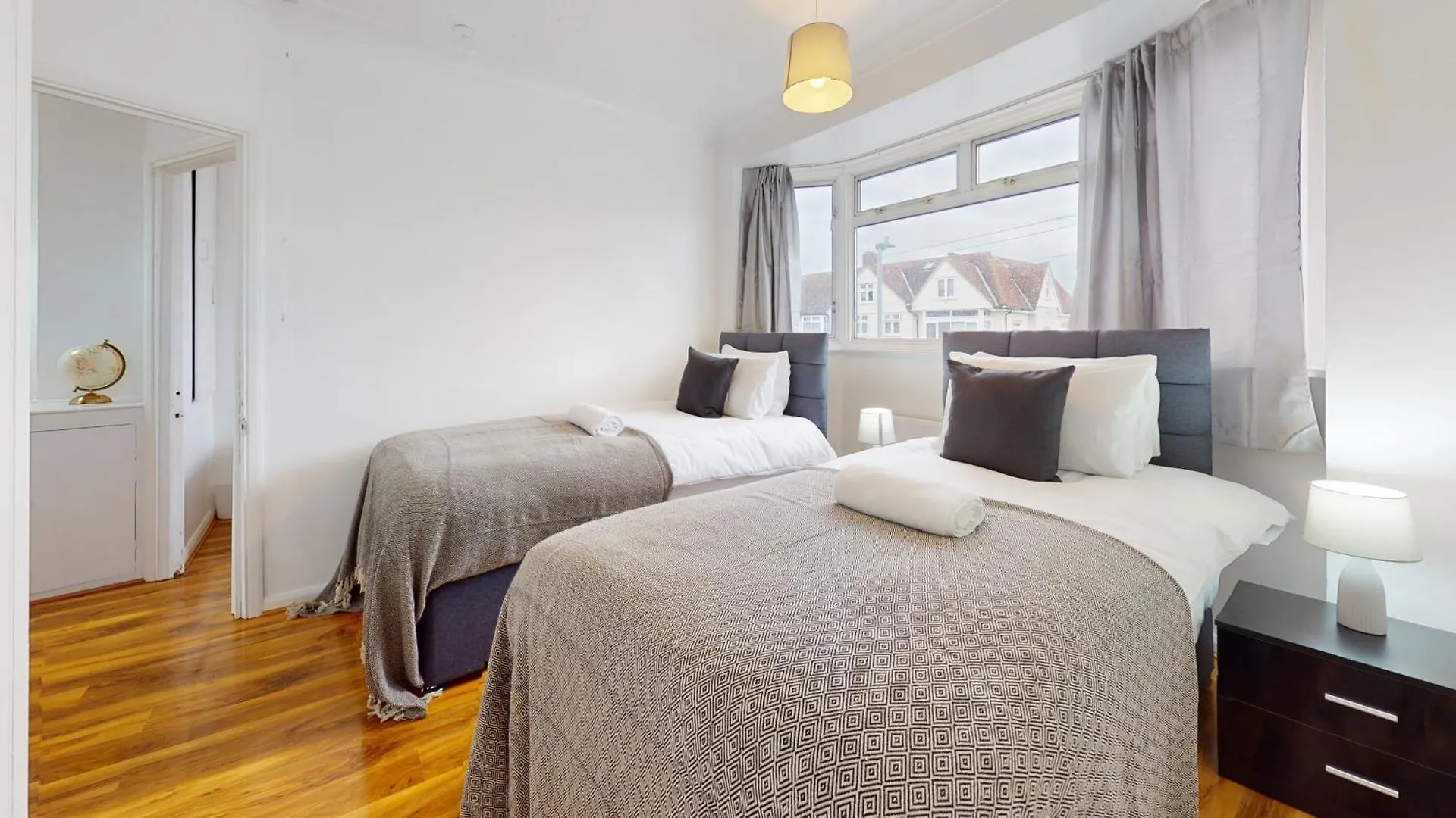 Dagenham - 4 Beds - Sleeps 8 - Wifi Villa